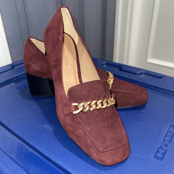 NWOT BERNARDO Avery Suede Pumps in Burgundy with Gold Chain Size 7.5 - Picture 3 of 13